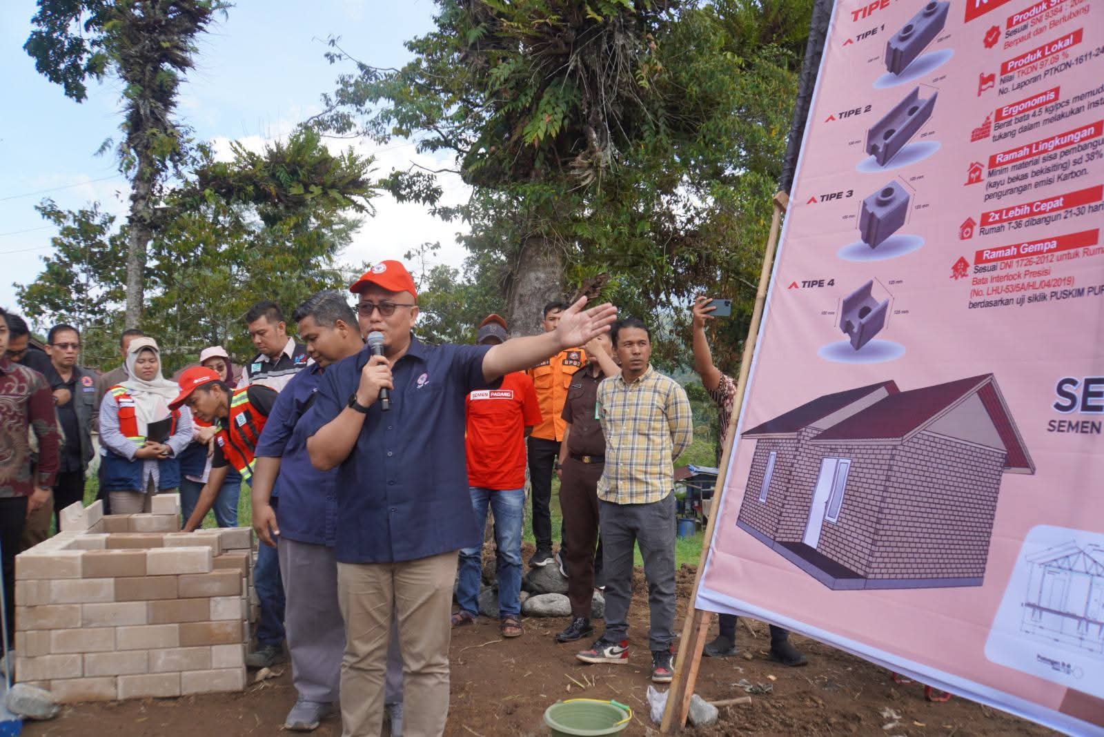 Sestama BNPB Pusat saat sampai penjelasan pada peletakan batu pertama Huntap Mandiri.